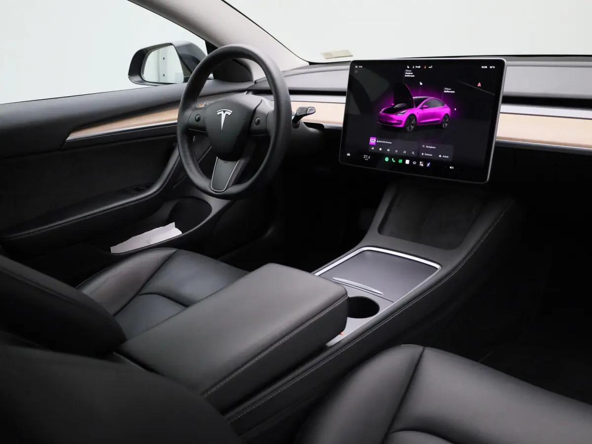 Standard RWD Plus 60 kWh | PANORAMADAK | ACHTERUITRIJCAMERA | ELEKTRISCH VERSTELBARE VOORSTOELEN | LED VERLICHTING | ELEKTRISCHE ACHTERKLEP | NAVIGATIE |