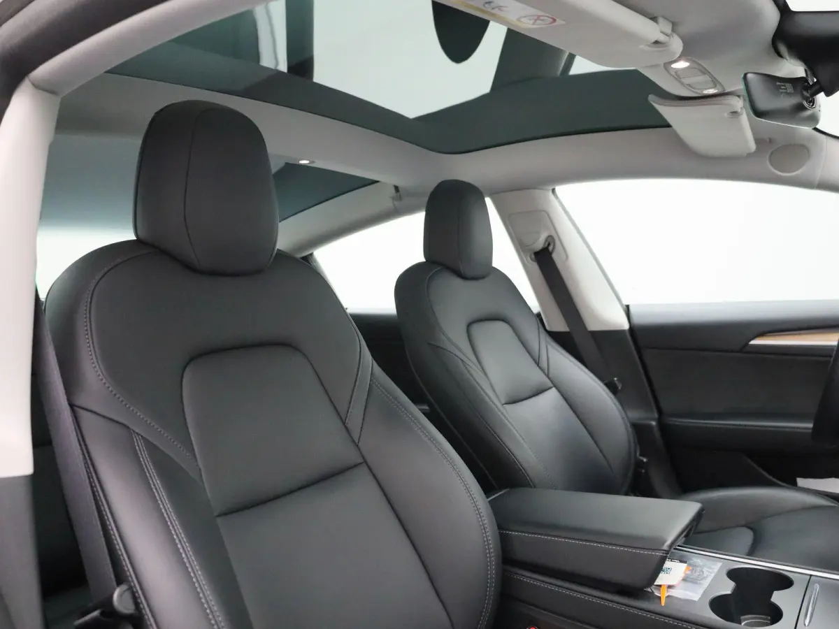 Standard RWD Plus 60 kWh | PANORAMADAK | ACHTERUITRIJCAMERA | ELEKTRISCH VERSTELBARE VOORSTOELEN | LED VERLICHTING | ELEKTRISCHE ACHTERKLEP | NAVIGATIE |
