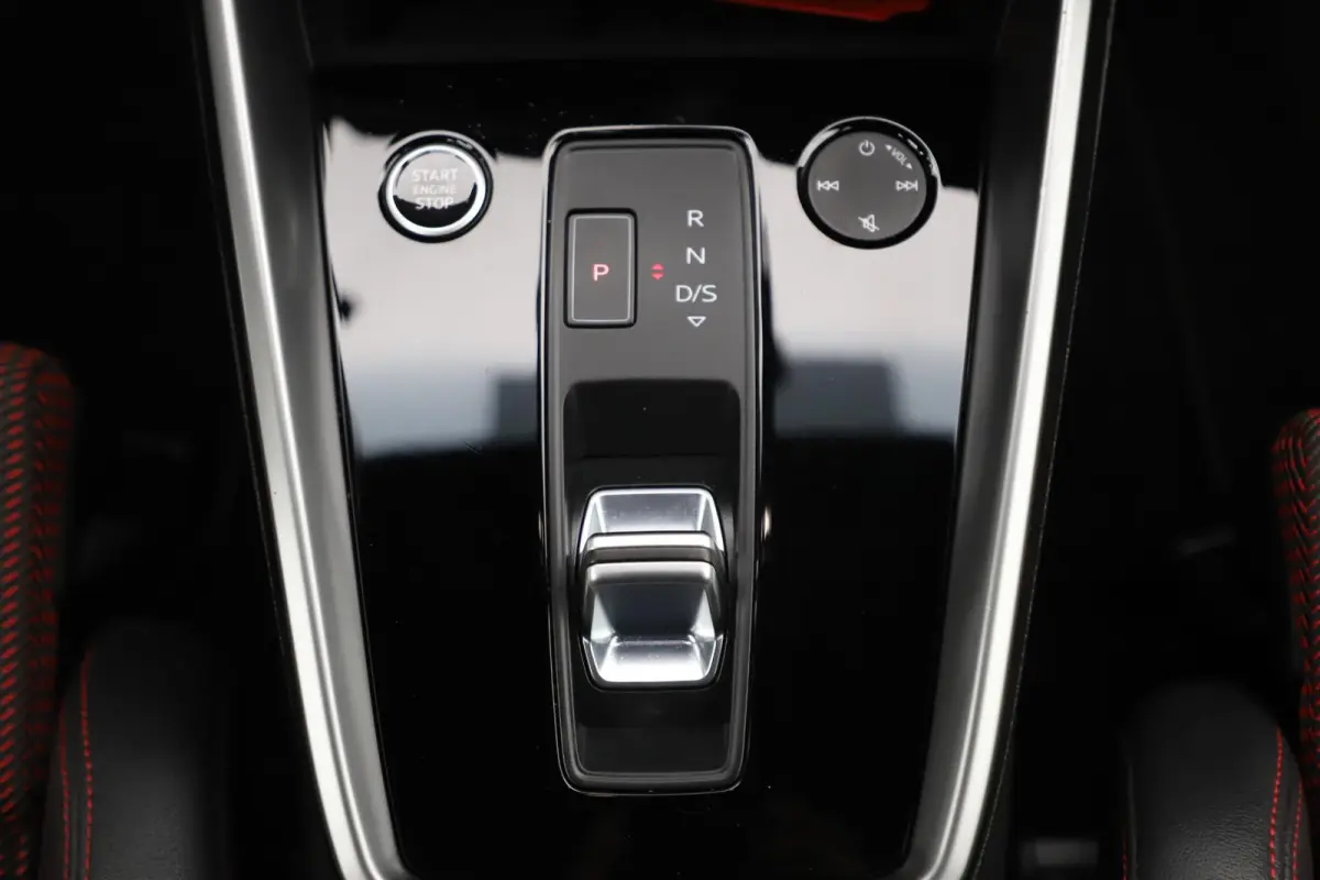 30 TFSI S edition Automaat 19 inch ABT Velgen RS Zetels Rode Stiksels Navigatie Carplay Adaptive Cruise Rijstrooksensor Parkeersensor 2X S-Line
