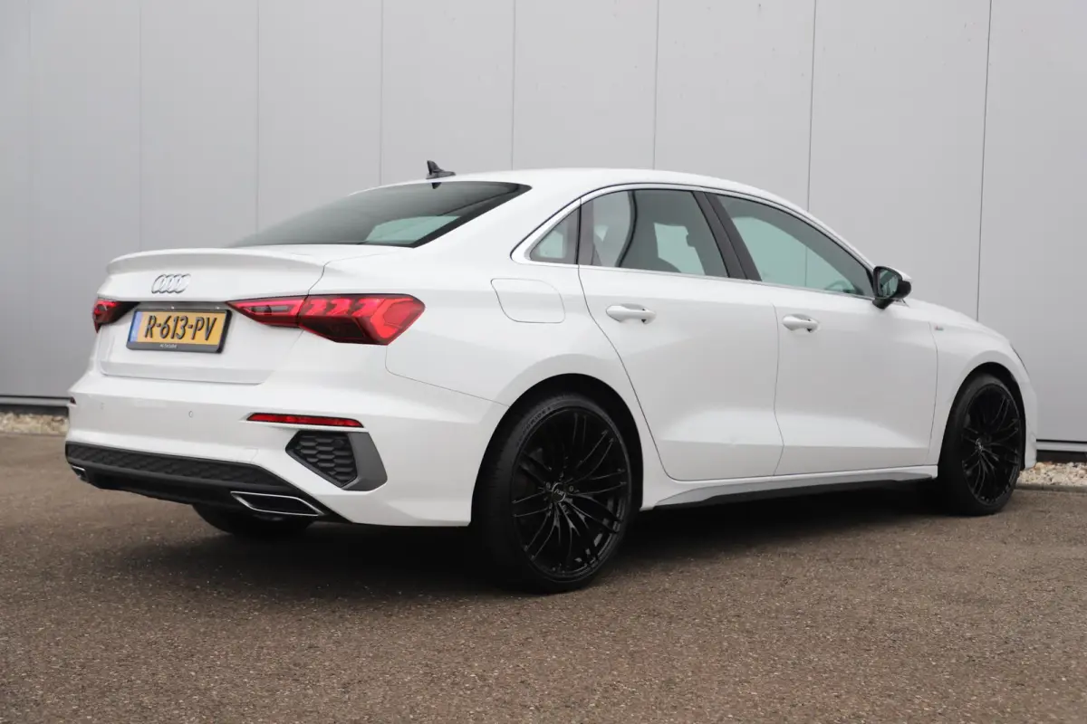 30 TFSI S edition Automaat 19 inch ABT Velgen RS Zetels Rode Stiksels Navigatie Carplay Adaptive Cruise Rijstrooksensor Parkeersensor 2X S-Line