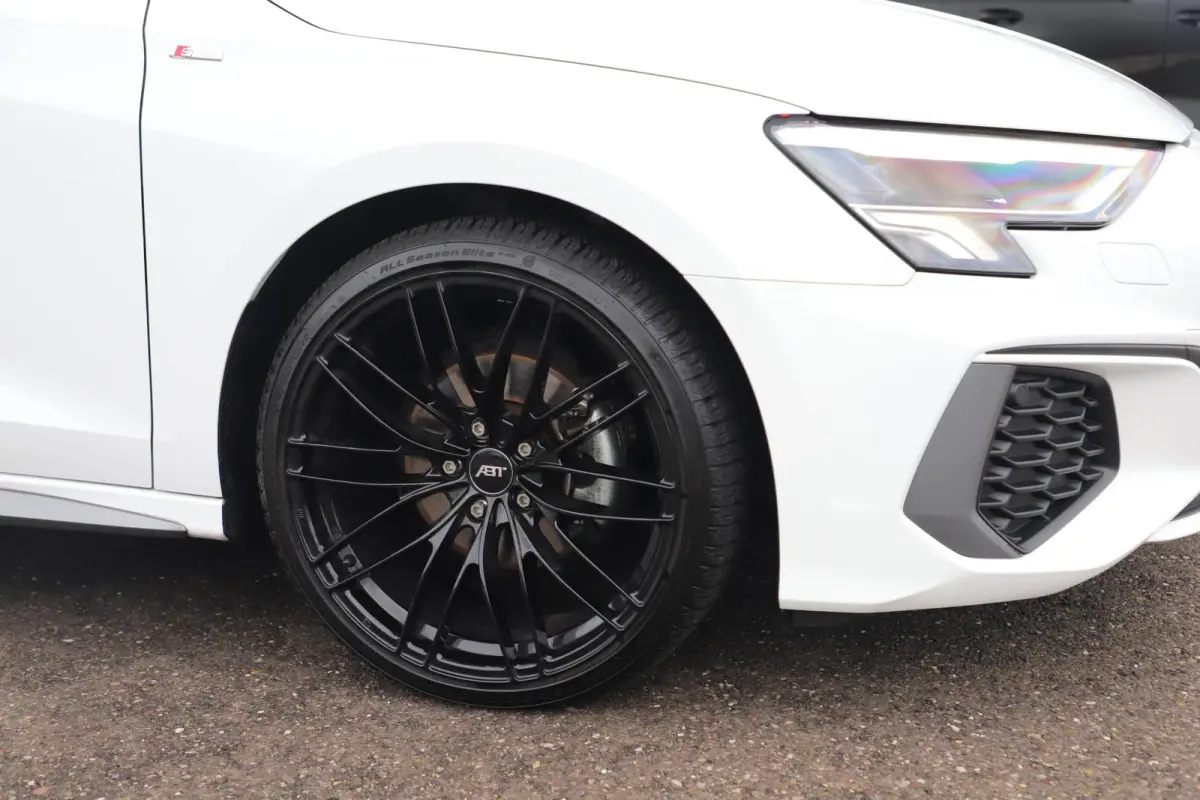 30 TFSI S edition Automaat 19 inch ABT Velgen RS Zetels Rode Stiksels Navigatie Carplay Adaptive Cruise Rijstrooksensor Parkeersensor 2X S-Line