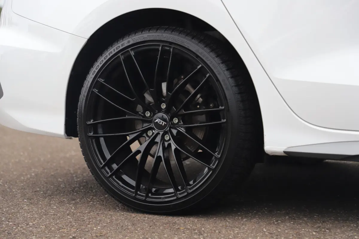 30 TFSI S edition Automaat 19 inch ABT Velgen RS Zetels Rode Stiksels Navigatie Carplay Adaptive Cruise Rijstrooksensor Parkeersensor 2X S-Line