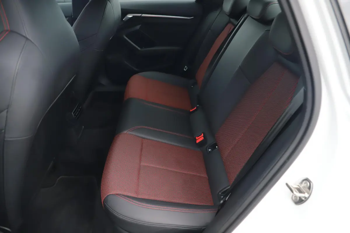 30 TFSI S edition Automaat 19 inch ABT Velgen RS Zetels Rode Stiksels Navigatie Carplay Adaptive Cruise Rijstrooksensor Parkeersensor 2X S-Line