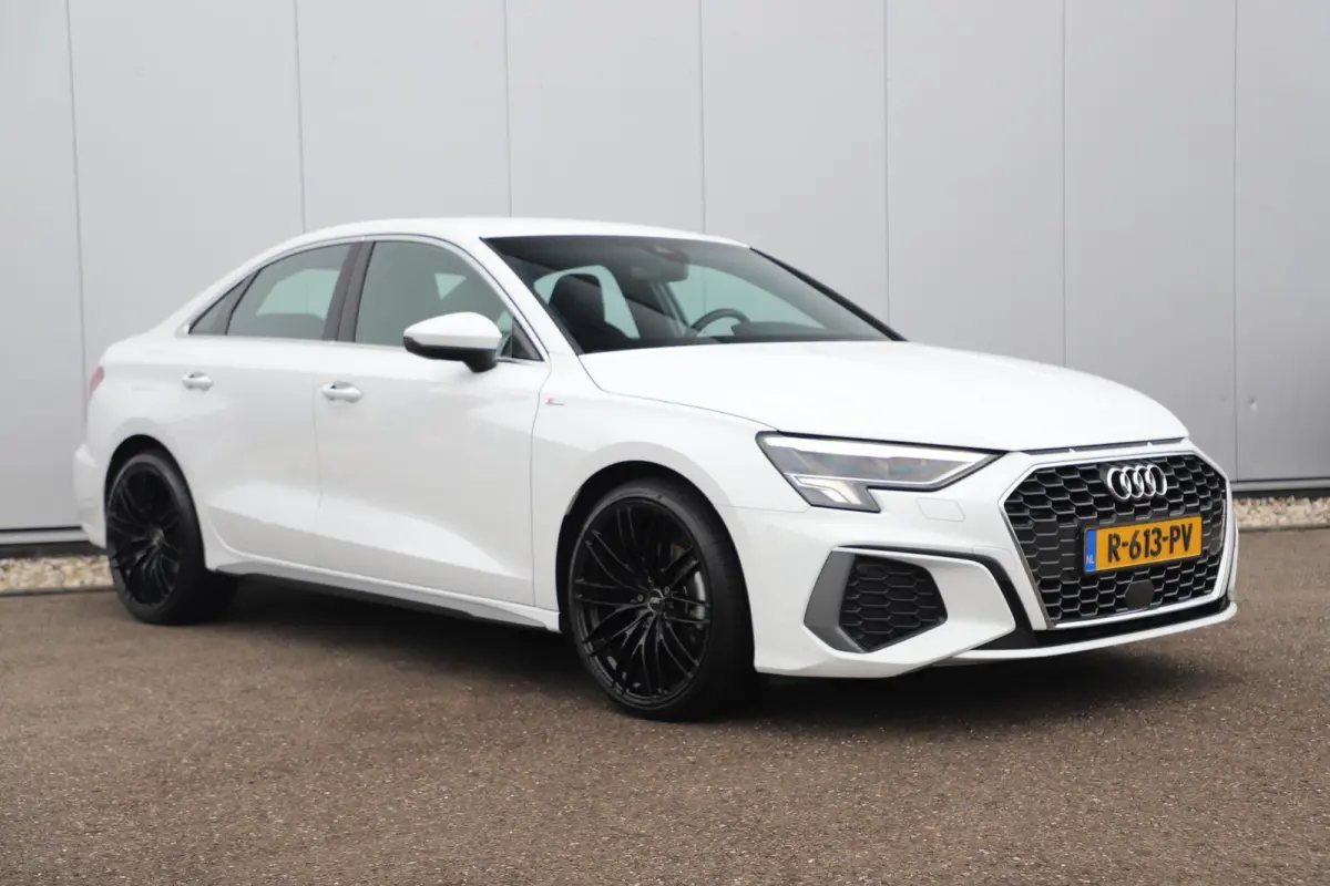 30 TFSI S edition Automaat 19 inch ABT Velgen RS Zetels Rode Stiksels Navigatie Carplay Adaptive Cruise Rijstrooksensor Parkeersensor 2X S-Line