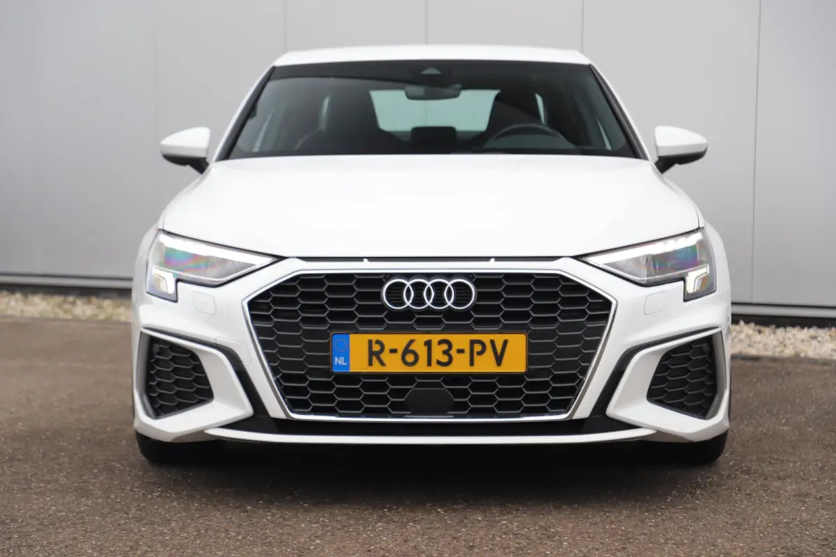 30 TFSI S edition Automaat 19 inch ABT Velgen RS Zetels Rode Stiksels Navigatie Carplay Adaptive Cruise Rijstrooksensor Parkeersensor 2X S-Line