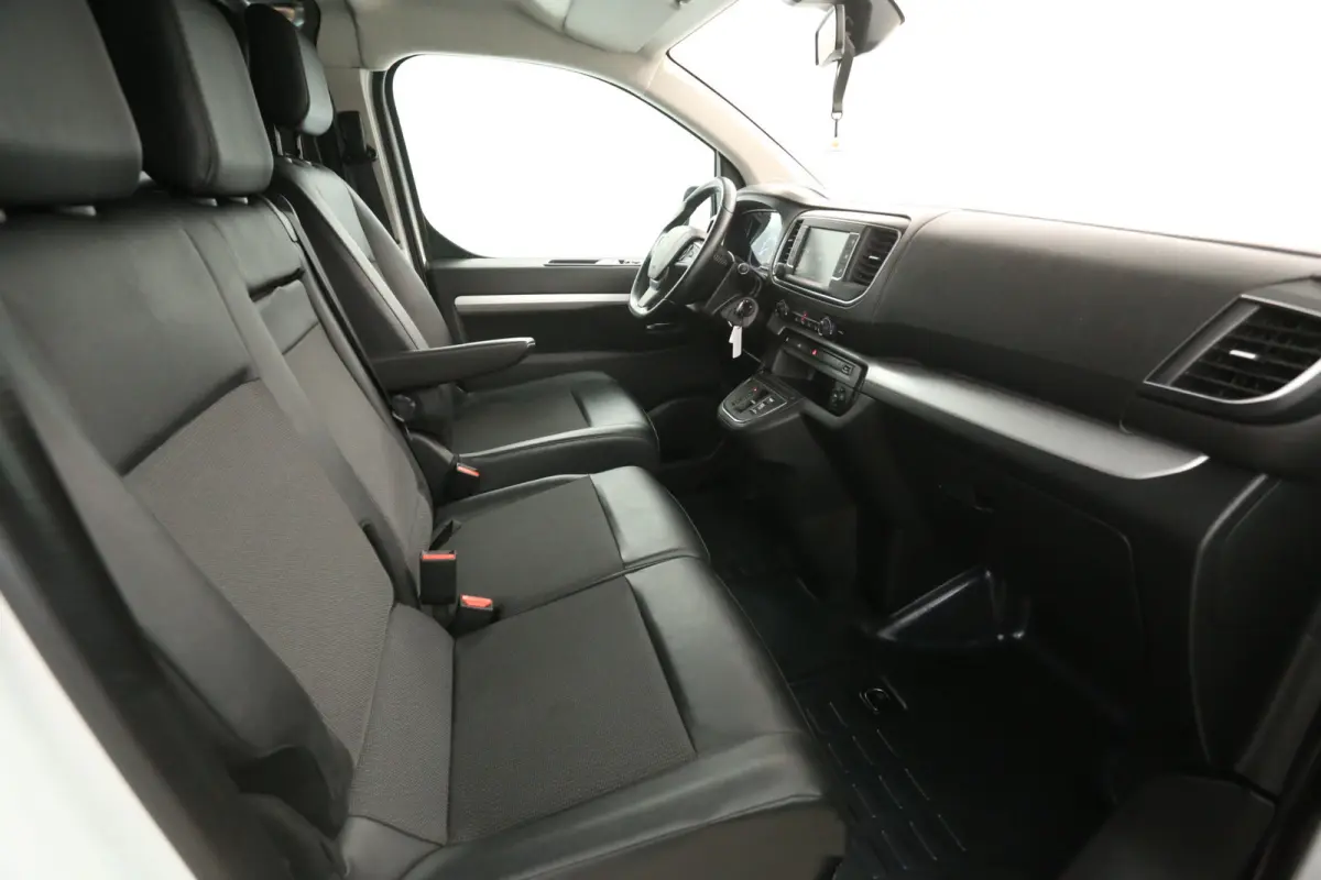 50 kWh L3H1 | Snelladen | SOH 92% | Airco | Cruise | Camera | 3 Zits | Carplay | Trekhaak | Parkeersens.