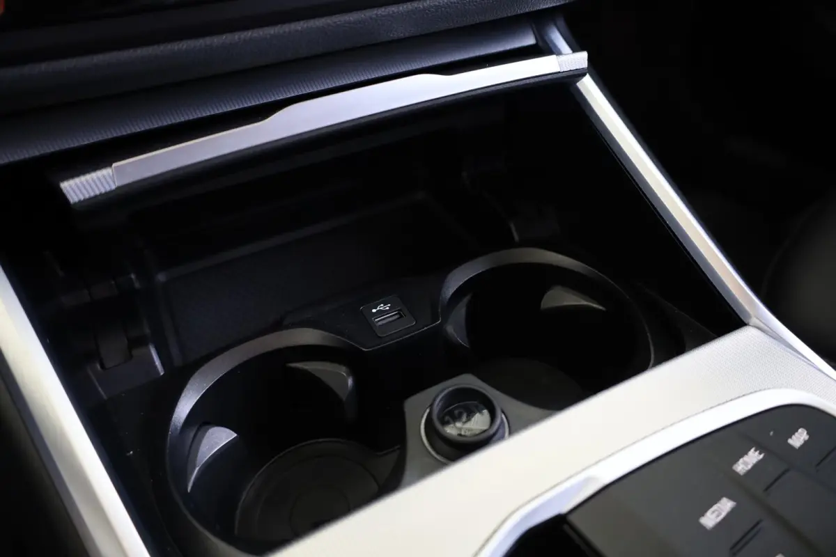 320i M Sportpakket | 19 inch | Hi-Fi | Elektrische Trekhaak | Stoelverwarming