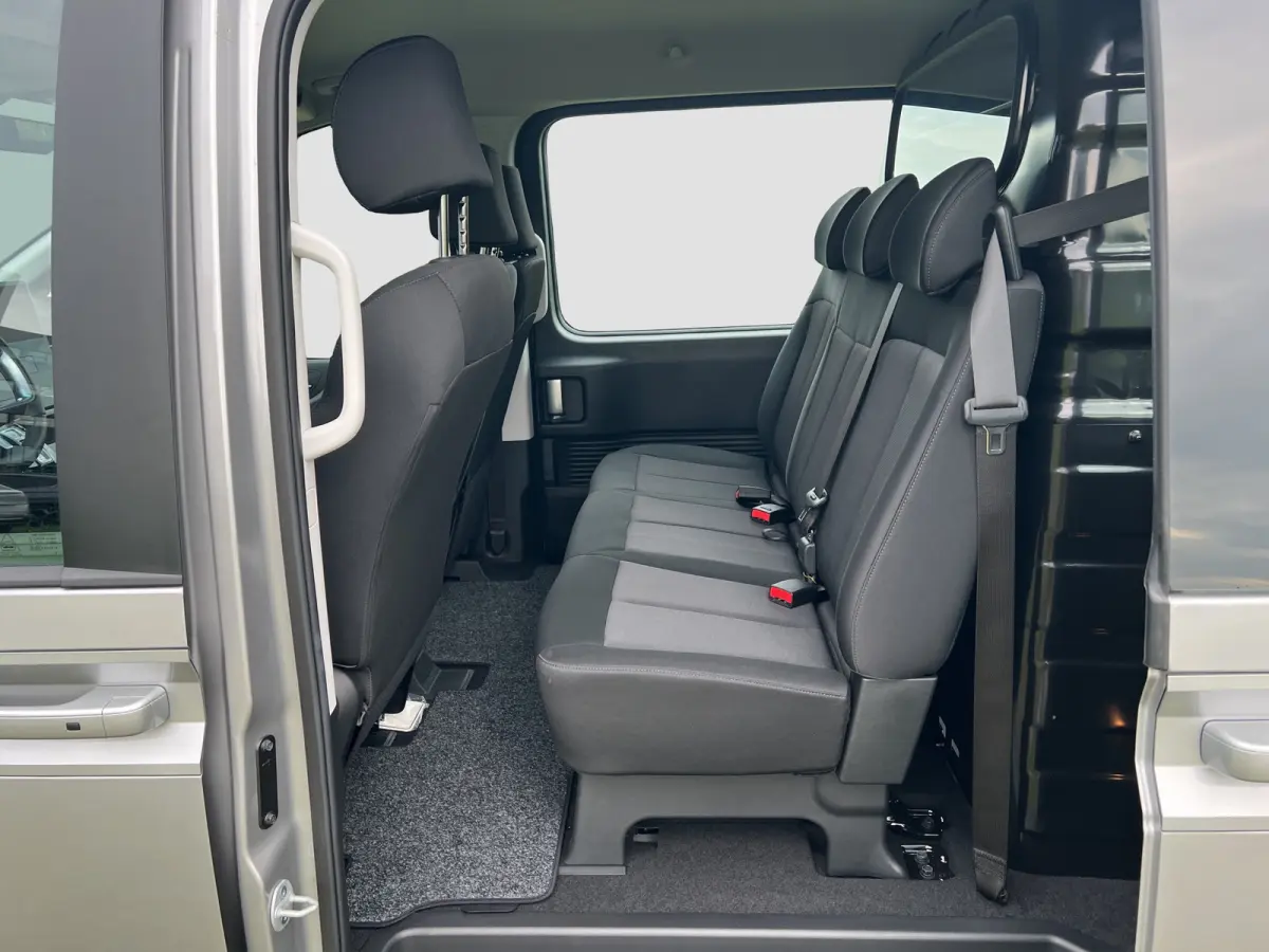 2.2 Dubbele Cabine 6 pers Aut. Camera | 6 pers Dubbele cabine | 2 schuifdeuren | Carplay | Trekhaak | Adaptive cruise controle | Ruiten achter | Parkeersensoren voor en achter | Climate cont