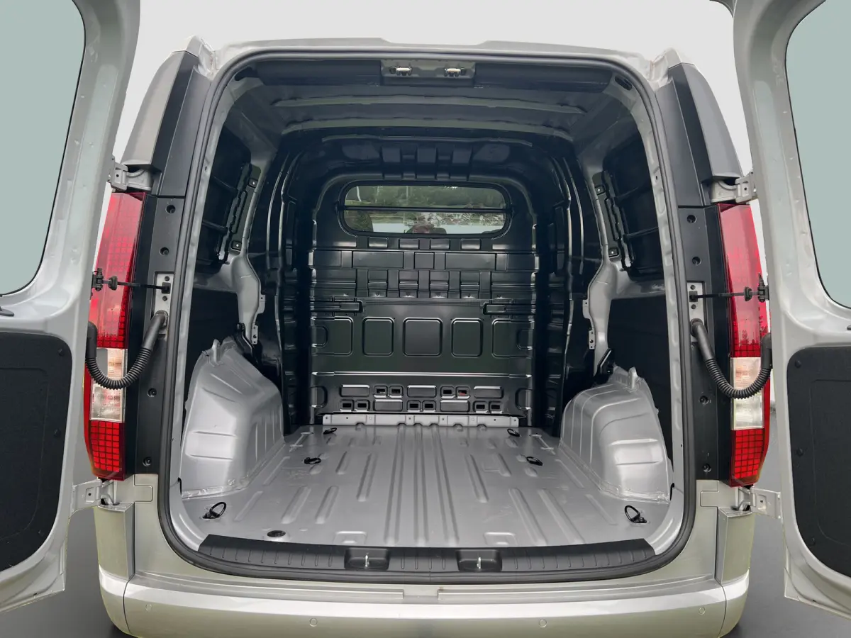 2.2 Dubbele Cabine 6 pers Aut. Camera | 6 pers Dubbele cabine | 2 schuifdeuren | Carplay | Trekhaak | Adaptive cruise controle | Ruiten achter | Parkeersensoren voor en achter | Climate cont