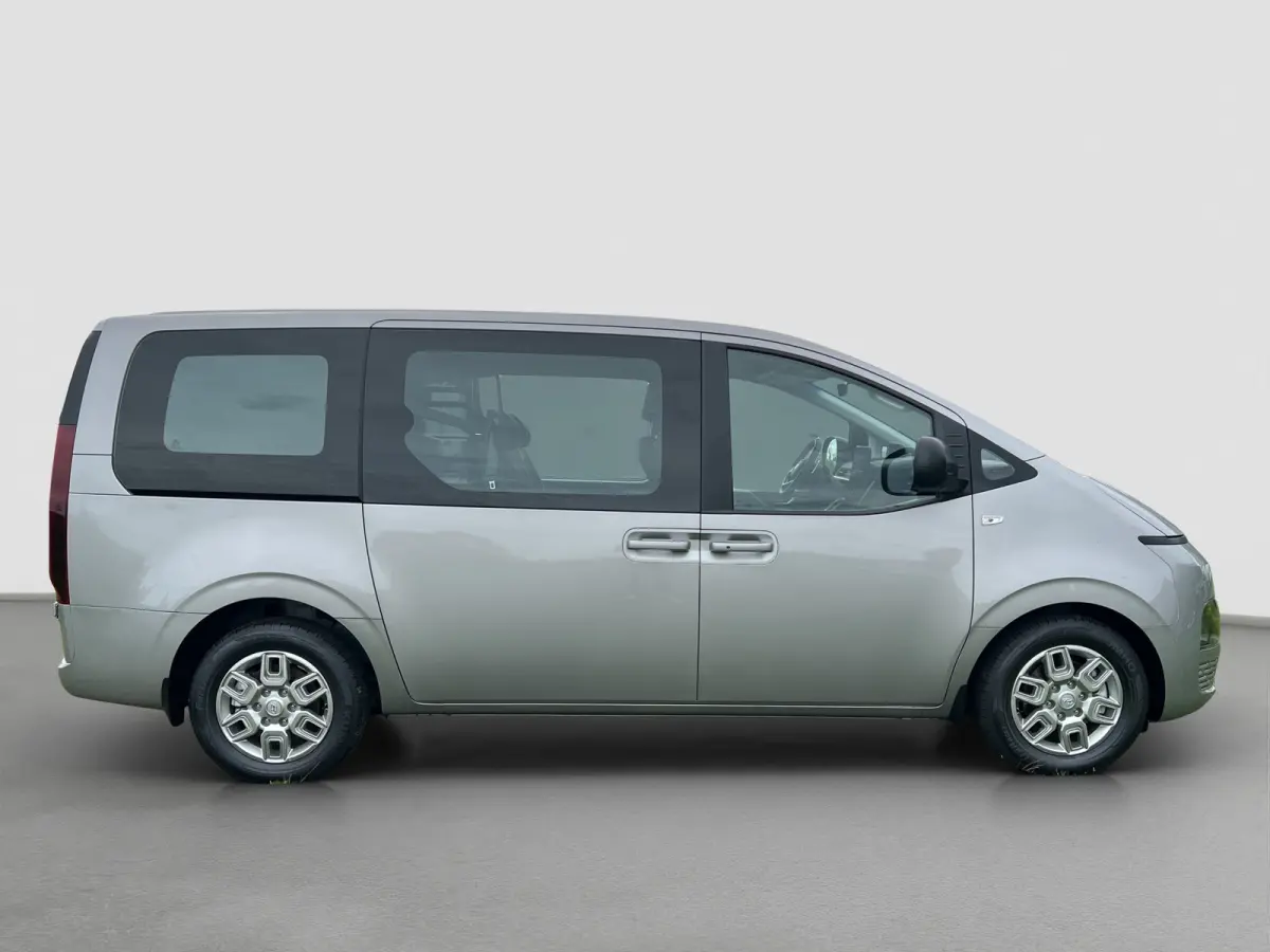 2.2 Dubbele Cabine 6 pers Aut. Camera | 6 pers Dubbele cabine | 2 schuifdeuren | Carplay | Trekhaak | Adaptive cruise controle | Ruiten achter | Parkeersensoren voor en achter | Climate cont