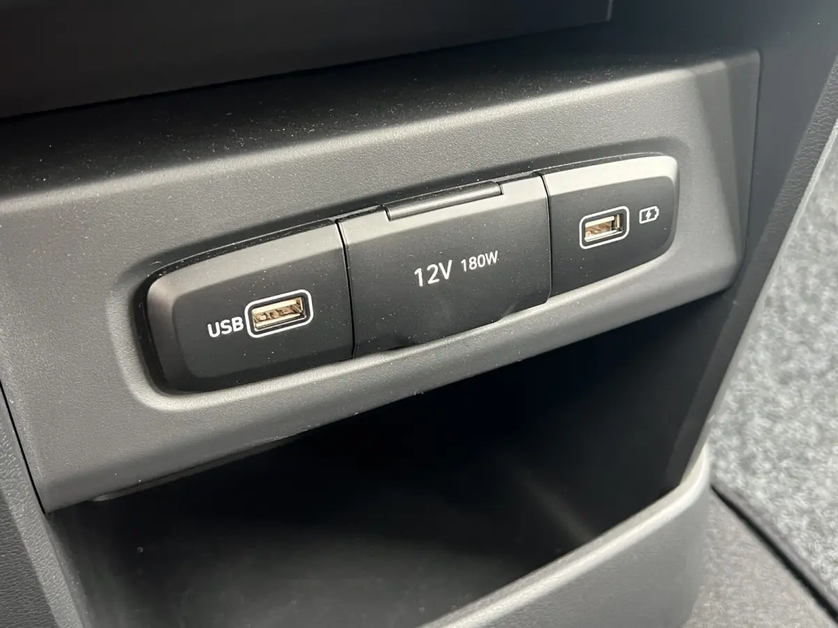2.2 Dubbele Cabine 6 pers Aut. Camera | 6 pers Dubbele cabine | 2 schuifdeuren | Carplay | Trekhaak | Adaptive cruise controle | Ruiten achter | Parkeersensoren voor en achter | Climate cont