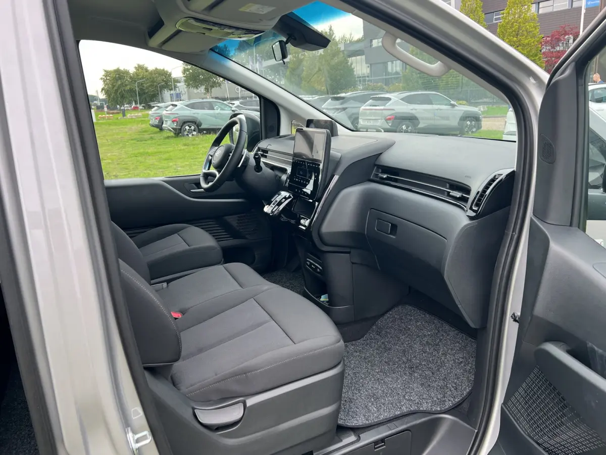 2.2 Dubbele Cabine 6 pers Aut. Camera | 6 pers Dubbele cabine | 2 schuifdeuren | Carplay | Trekhaak | Adaptive cruise controle | Ruiten achter | Parkeersensoren voor en achter | Climate cont