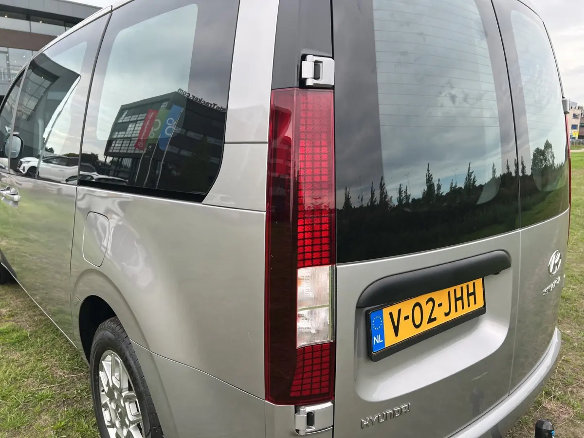 2.2 Dubbele Cabine 6 pers Aut. Camera | 6 pers Dubbele cabine | 2 schuifdeuren | Carplay | Trekhaak | Adaptive cruise controle | Ruiten achter | Parkeersensoren voor en achter | Climate cont