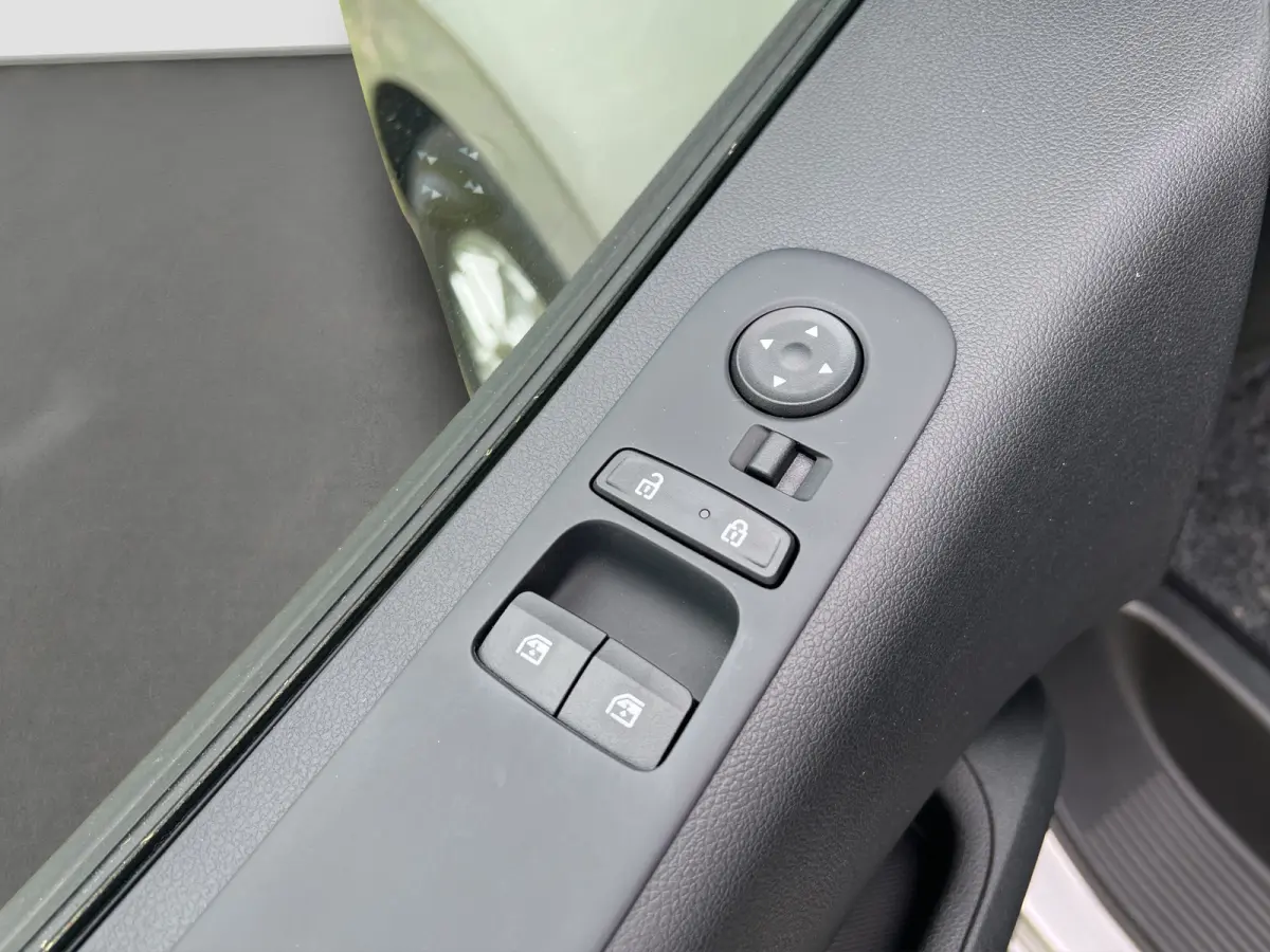 2.2 Dubbele Cabine 6 pers Aut. Camera | 6 pers Dubbele cabine | 2 schuifdeuren | Carplay | Trekhaak | Adaptive cruise controle | Ruiten achter | Parkeersensoren voor en achter | Climate cont