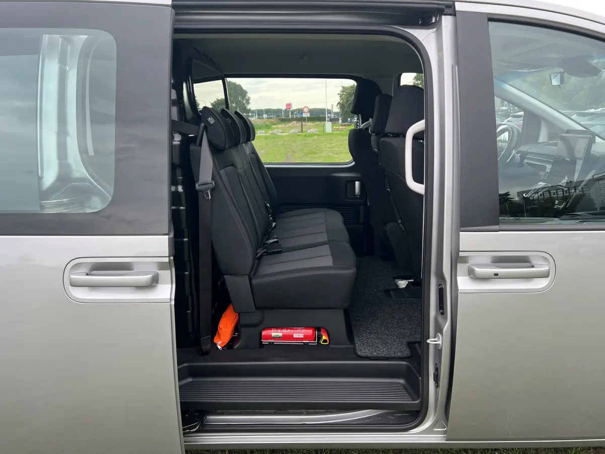 2.2 Dubbele Cabine 6 pers Aut. Camera | 6 pers Dubbele cabine | 2 schuifdeuren | Carplay | Trekhaak | Adaptive cruise controle | Ruiten achter | Parkeersensoren voor en achter | Climate cont