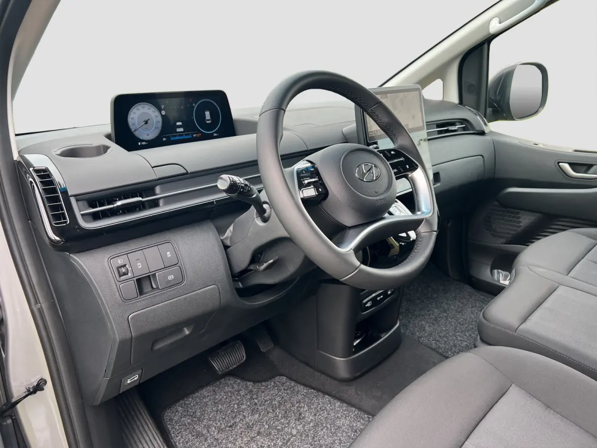 2.2 Dubbele Cabine 6 pers Aut. Camera | 6 pers Dubbele cabine | 2 schuifdeuren | Carplay | Trekhaak | Adaptive cruise controle | Ruiten achter | Parkeersensoren voor en achter | Climate cont