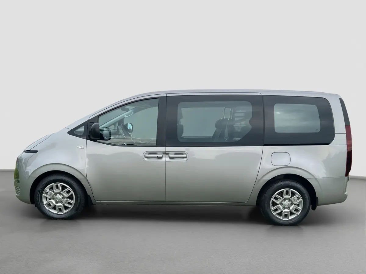 2.2 Dubbele Cabine 6 pers Aut. Camera | 6 pers Dubbele cabine | 2 schuifdeuren | Carplay | Trekhaak | Adaptive cruise controle | Ruiten achter | Parkeersensoren voor en achter | Climate cont