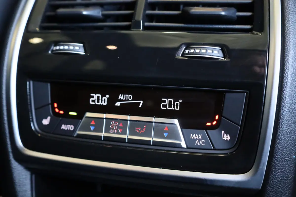 xDrive50e M-Sport Pro | Driving Assistant Professional | Intergral Active Steering | Elekr. Trekhaak | Panoramadak | Harman/Kardon | Stoelventilatie