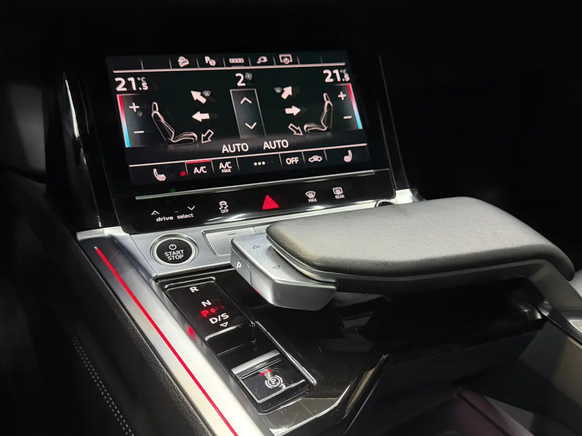 SQ8 50 quattro S Edition 95 kWh,21"LM, Pano, Adaptive Cruise, 360, Trekhaak, Luchtvering, Leder