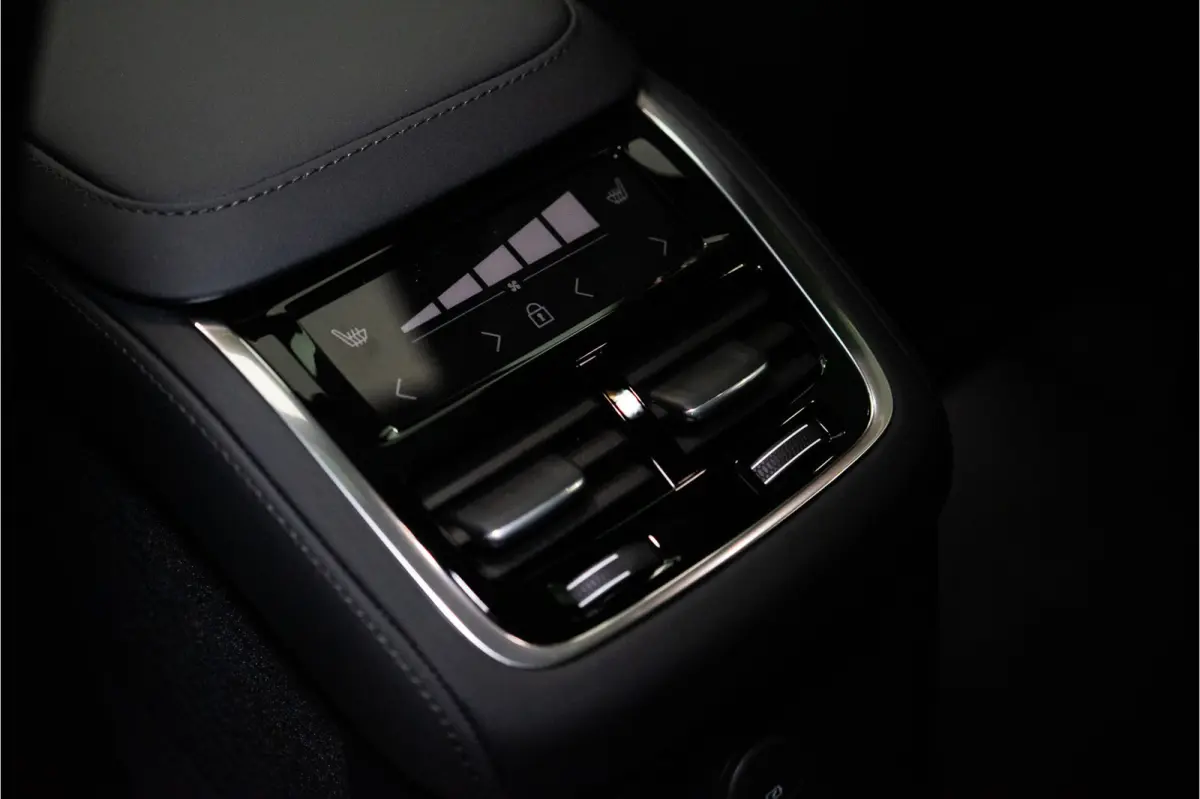 2.0 T8 Plug-in hybrid AWD Ultra Dark Long Range 406PK GLOEDNIEUW | 7 Pers. | Bowers | Pano | Trekhaak | VOL! 3 jaar Fabrieksgarantie