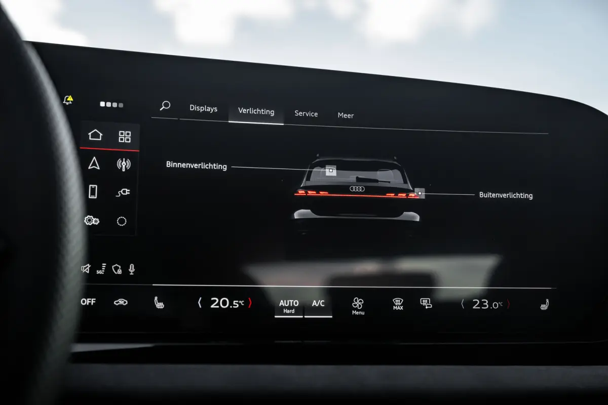 S edition, A5 (2025) | Adaptive cruise control | Aluminium optiek in het interieur | Audi smartphone interface