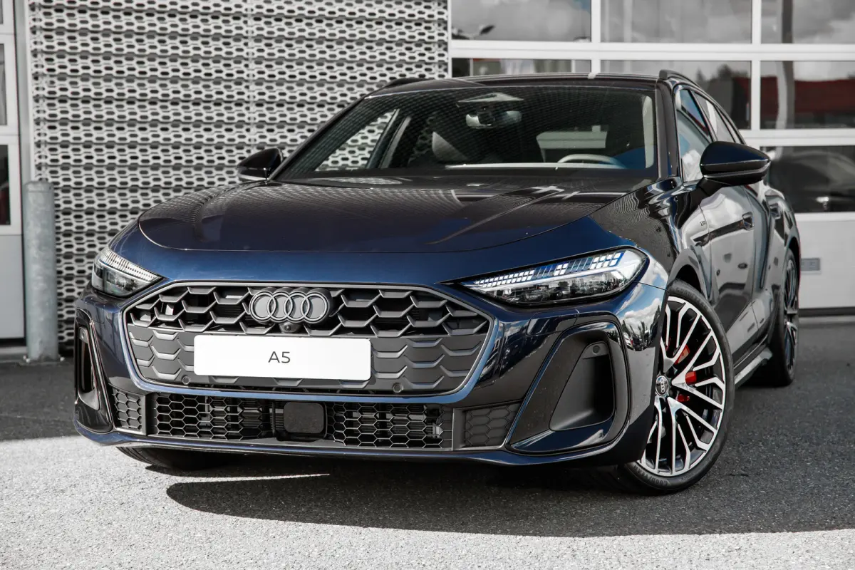 S edition, A5 (2025) | Adaptive cruise control | Aluminium optiek in het interieur | Audi smartphone interface