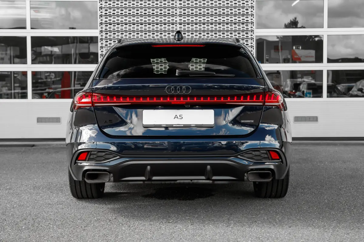 S edition, A5 (2025) | Adaptive cruise control | Aluminium optiek in het interieur | Audi smartphone interface