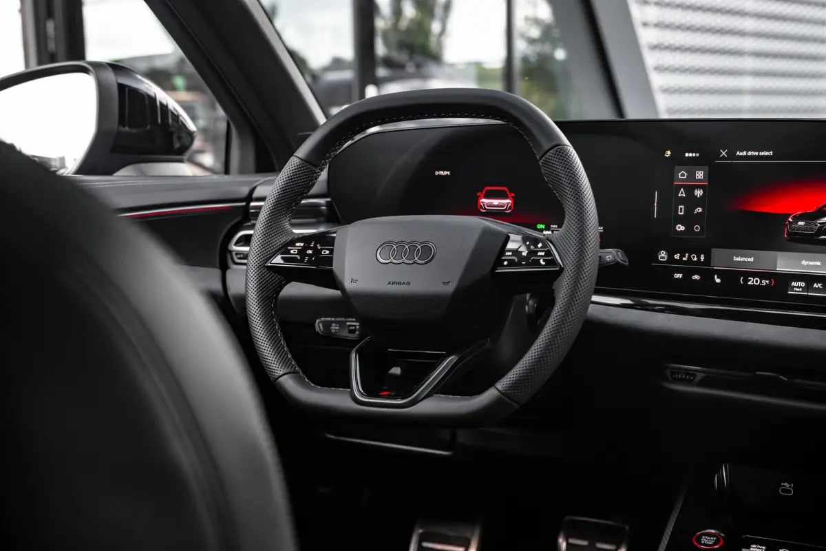 S edition, A5 (2025) | Adaptive cruise control | Aluminium optiek in het interieur | Audi smartphone interface