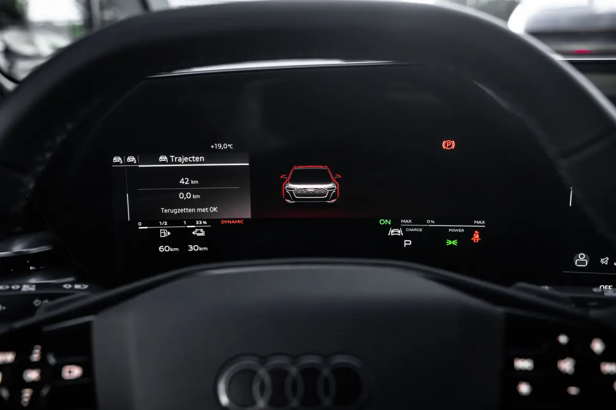 S edition, A5 (2025) | Adaptive cruise control | Aluminium optiek in het interieur | Audi smartphone interface