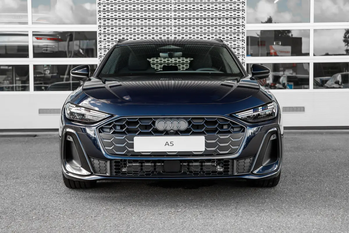 S edition, A5 (2025) | Adaptive cruise control | Aluminium optiek in het interieur | Audi smartphone interface