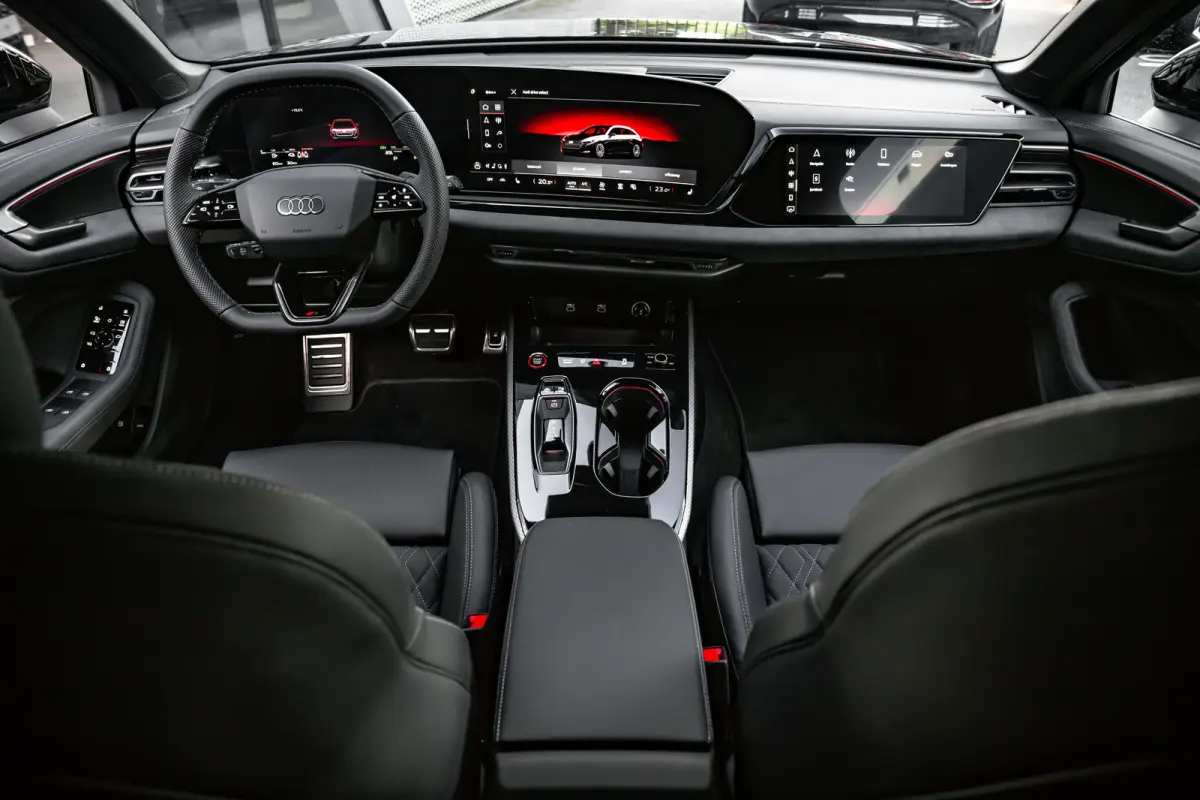 S edition, A5 (2025) | Adaptive cruise control | Aluminium optiek in het interieur | Audi smartphone interface