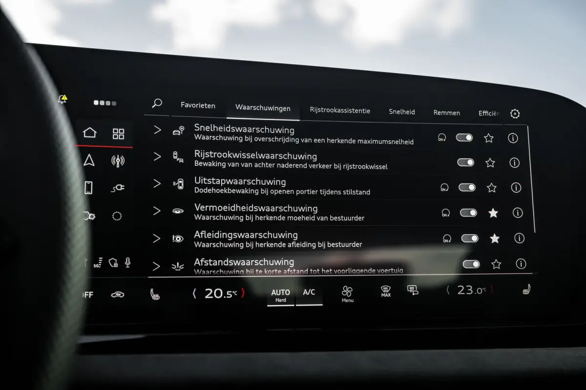 S edition, A5 (2025) | Adaptive cruise control | Aluminium optiek in het interieur | Audi smartphone interface