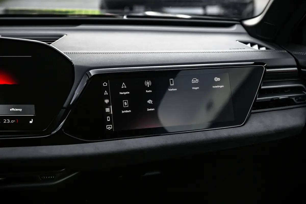 S edition, A5 (2025) | Adaptive cruise control | Aluminium optiek in het interieur | Audi smartphone interface
