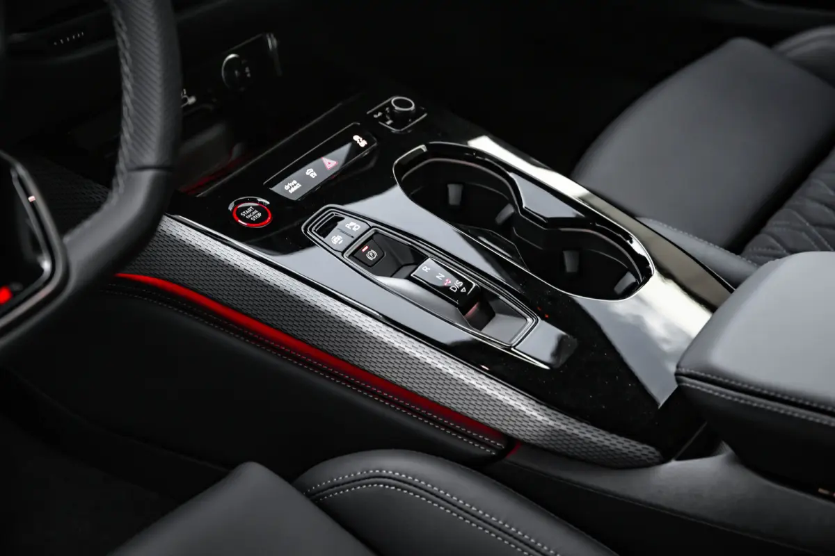 S edition, A5 (2025) | Adaptive cruise control | Aluminium optiek in het interieur | Audi smartphone interface