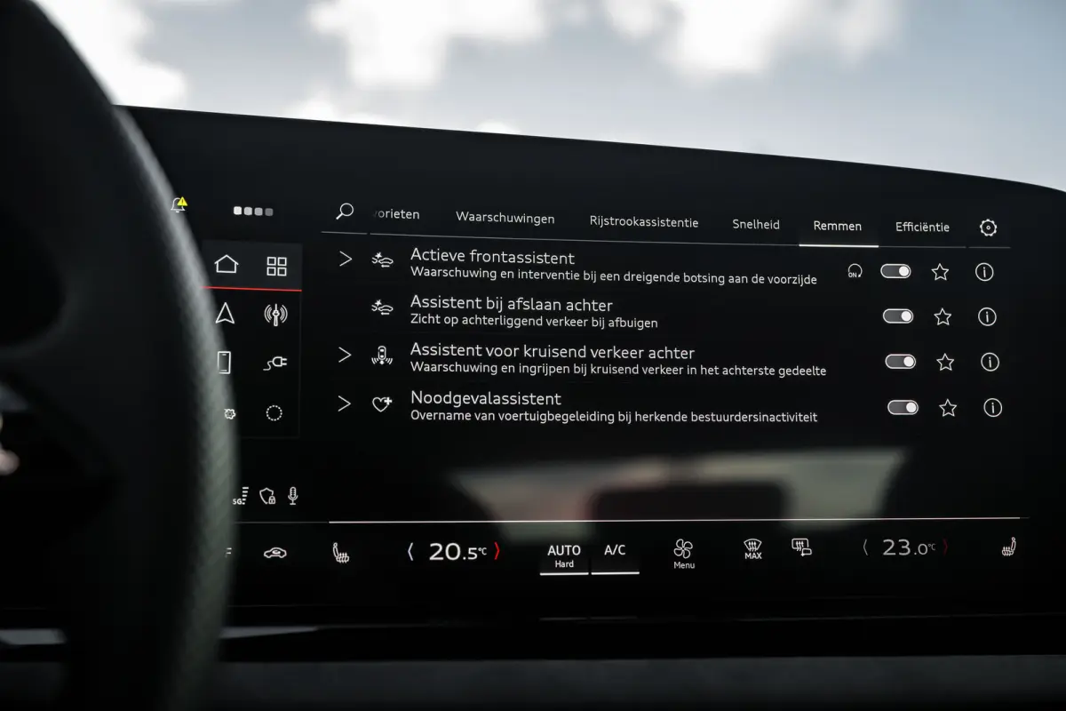 S edition, A5 (2025) | Adaptive cruise control | Aluminium optiek in het interieur | Audi smartphone interface