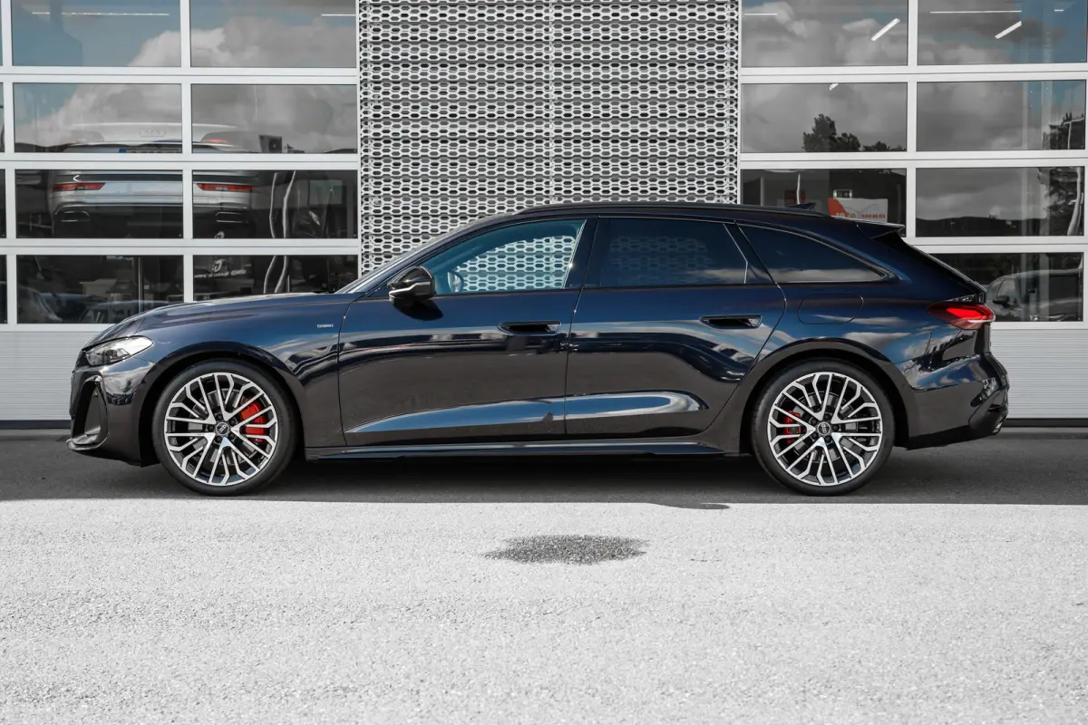 S edition, A5 (2025) | Adaptive cruise control | Aluminium optiek in het interieur | Audi smartphone interface