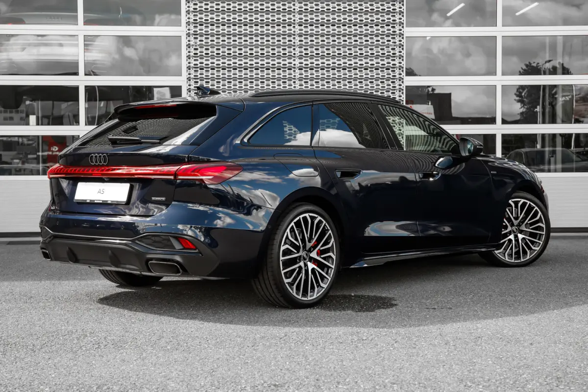 S edition, A5 (2025) | Adaptive cruise control | Aluminium optiek in het interieur | Audi smartphone interface