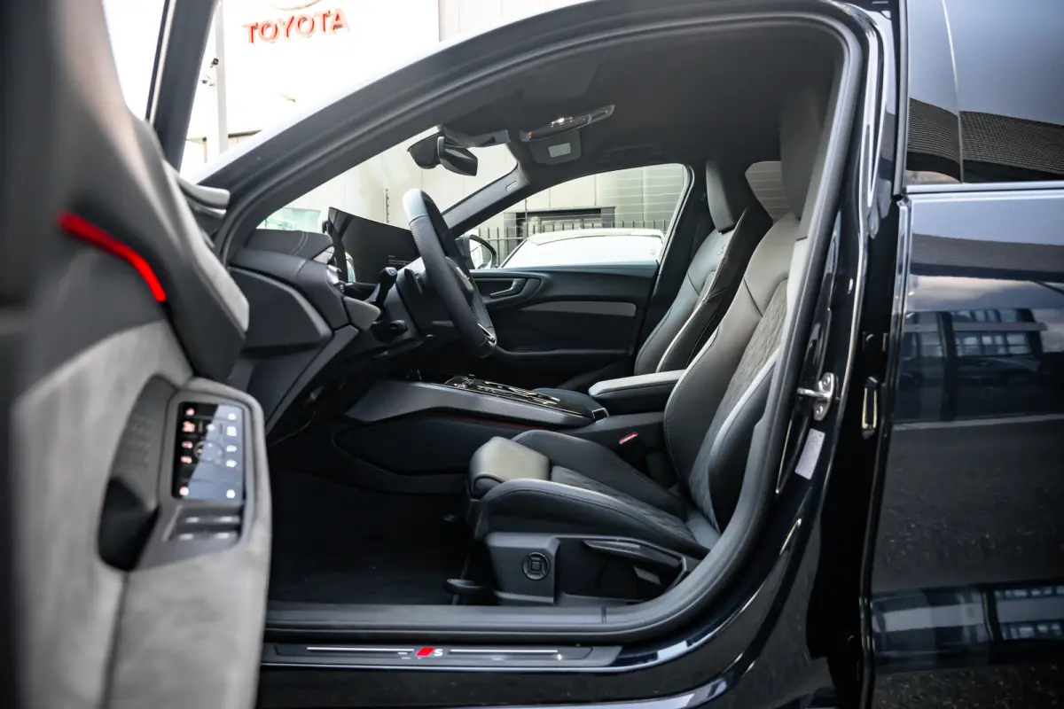 S edition, A5 (2025) | Adaptive cruise control | Aluminium optiek in het interieur | Audi smartphone interface