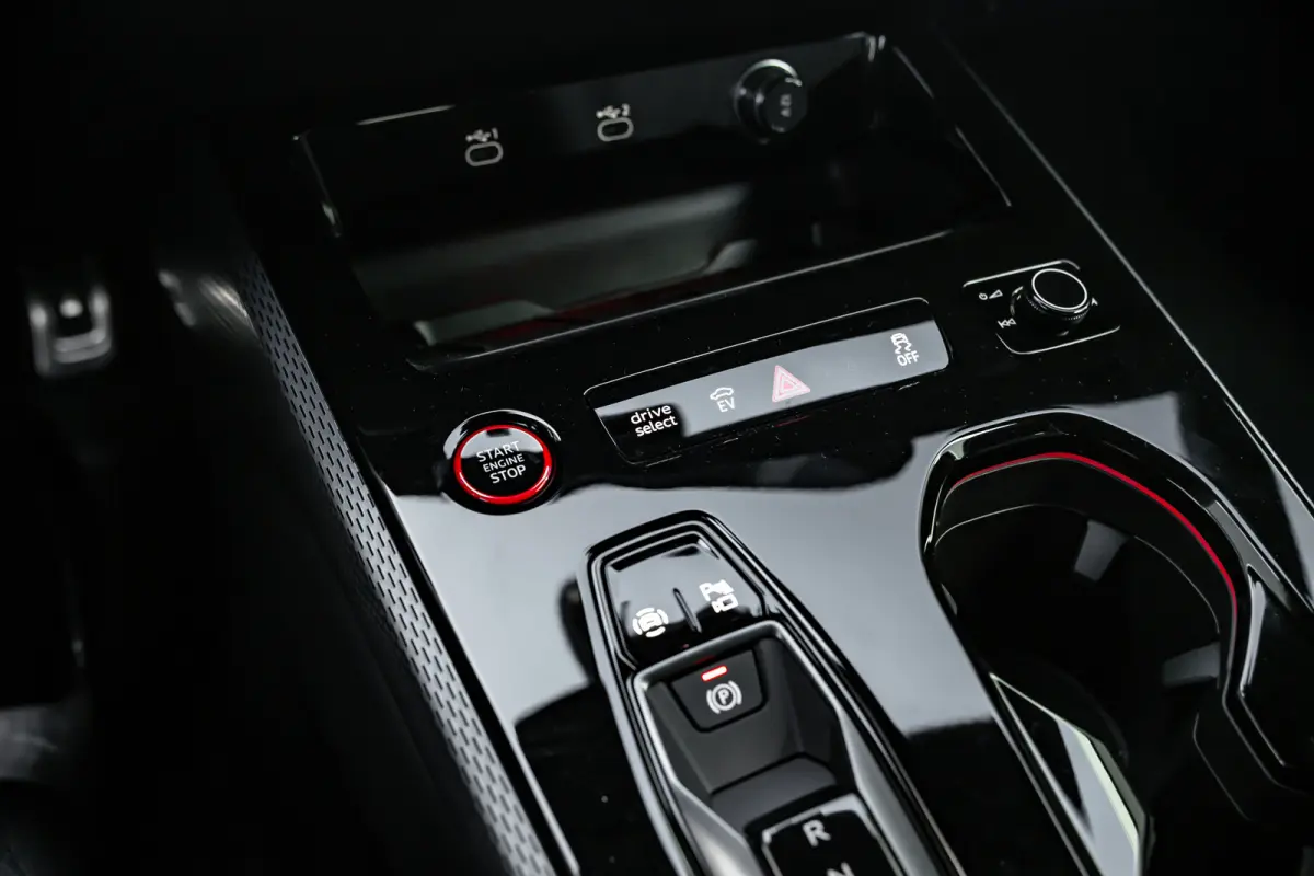 S edition, A5 (2025) | Adaptive cruise control | Aluminium optiek in het interieur | Audi smartphone interface