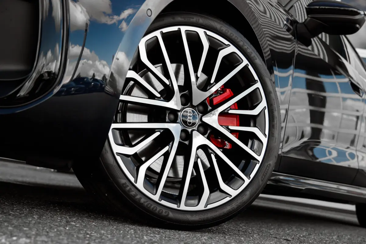 S edition, A5 (2025) | Adaptive cruise control | Aluminium optiek in het interieur | Audi smartphone interface