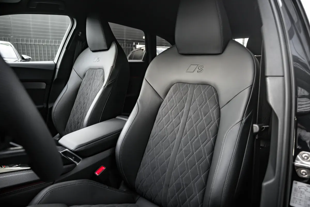 S edition, A5 (2025) | Adaptive cruise control | Aluminium optiek in het interieur | Audi smartphone interface
