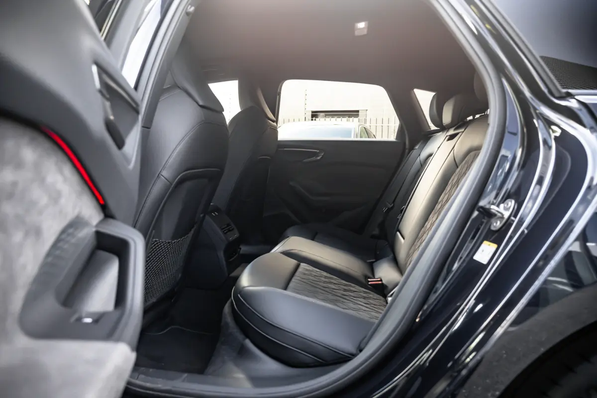S edition, A5 (2025) | Adaptive cruise control | Aluminium optiek in het interieur | Audi smartphone interface