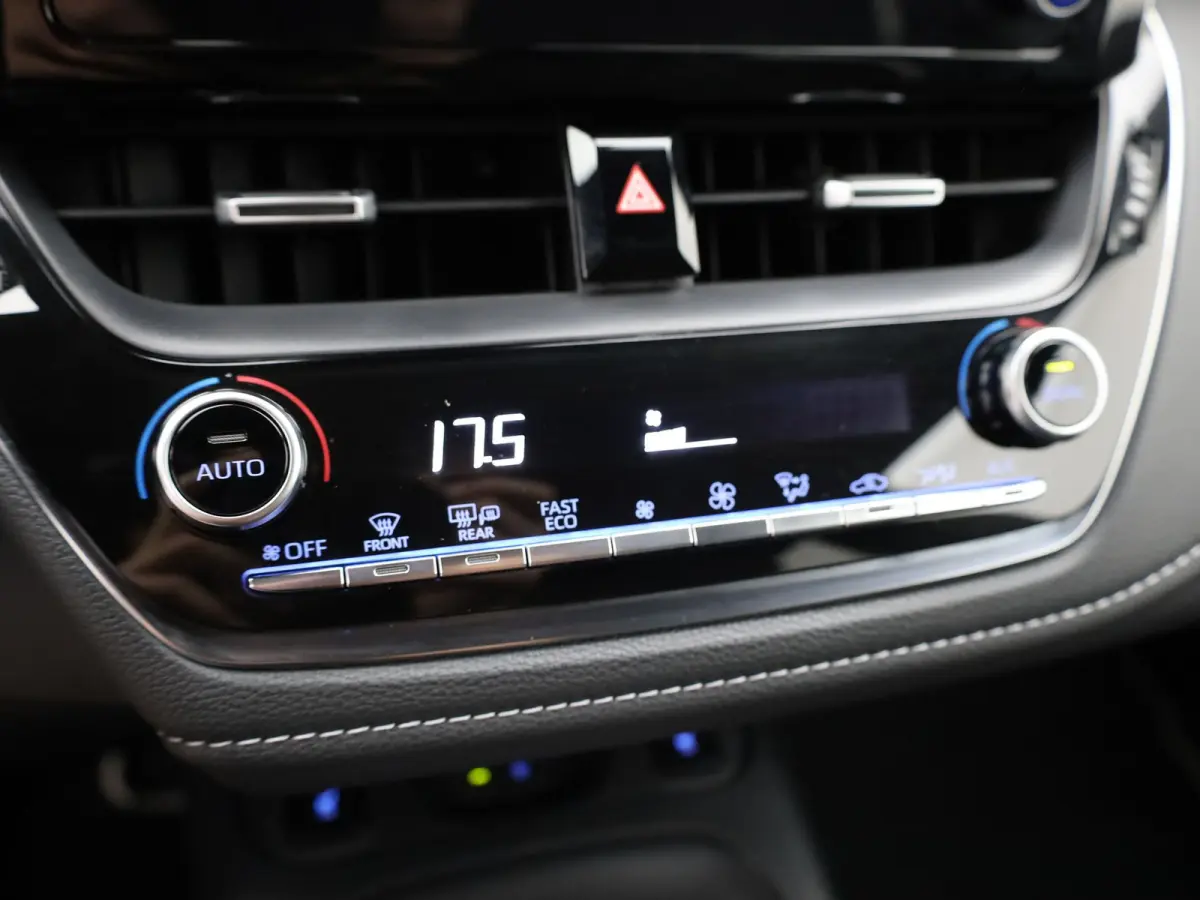1.8 Hybrid Dynamic | Keyless | Trekhaak | Stuur & Stoel verwarming | Prijs Rijklaar!!