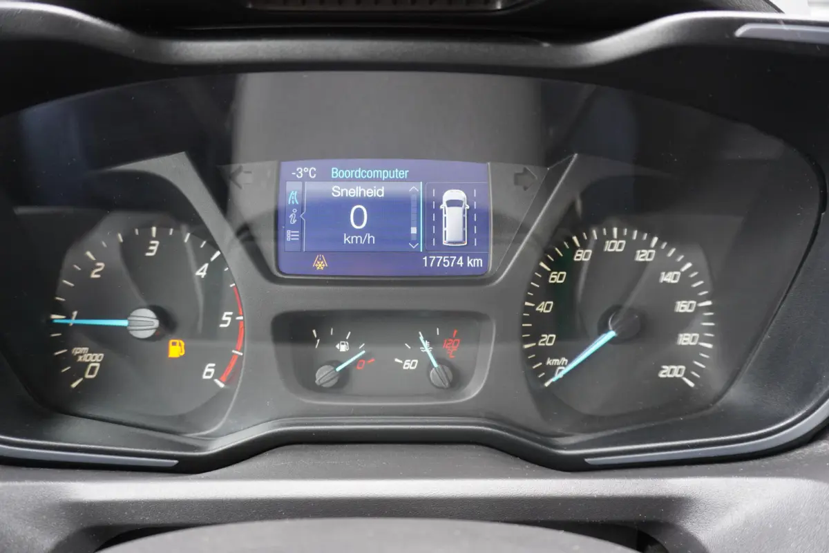 101pk L1H1 Trekhaak Navigatie Airco Cruise control Camera Parkeersensoren
