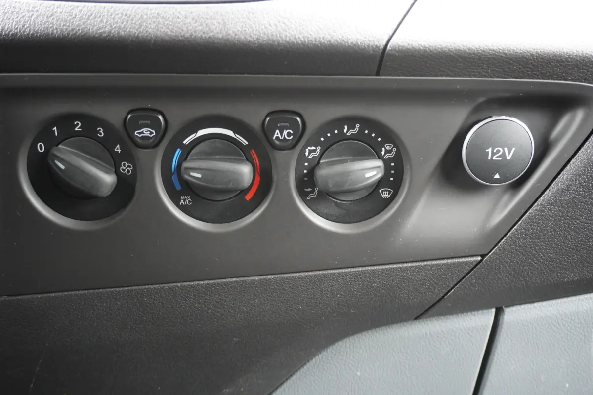 101pk L1H1 Trekhaak Navigatie Airco Cruise control Camera Parkeersensoren