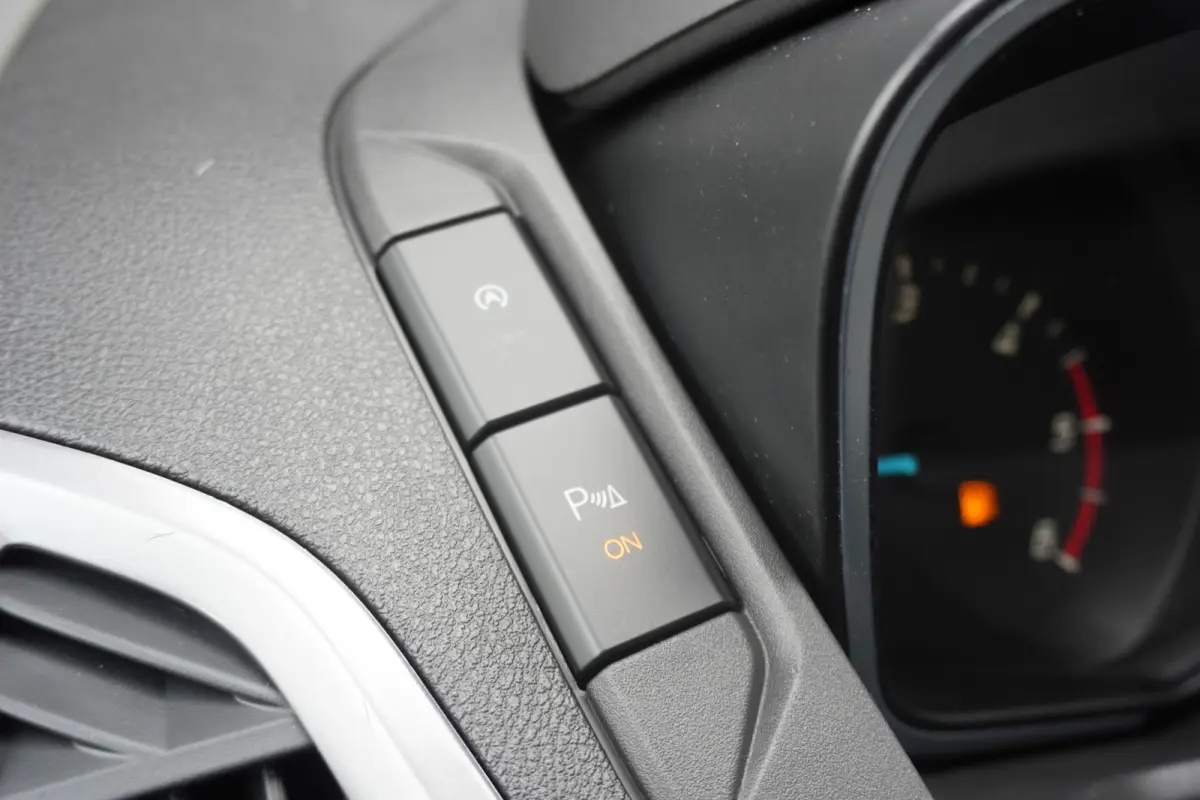 101pk L1H1 Trekhaak Navigatie Airco Cruise control Camera Parkeersensoren