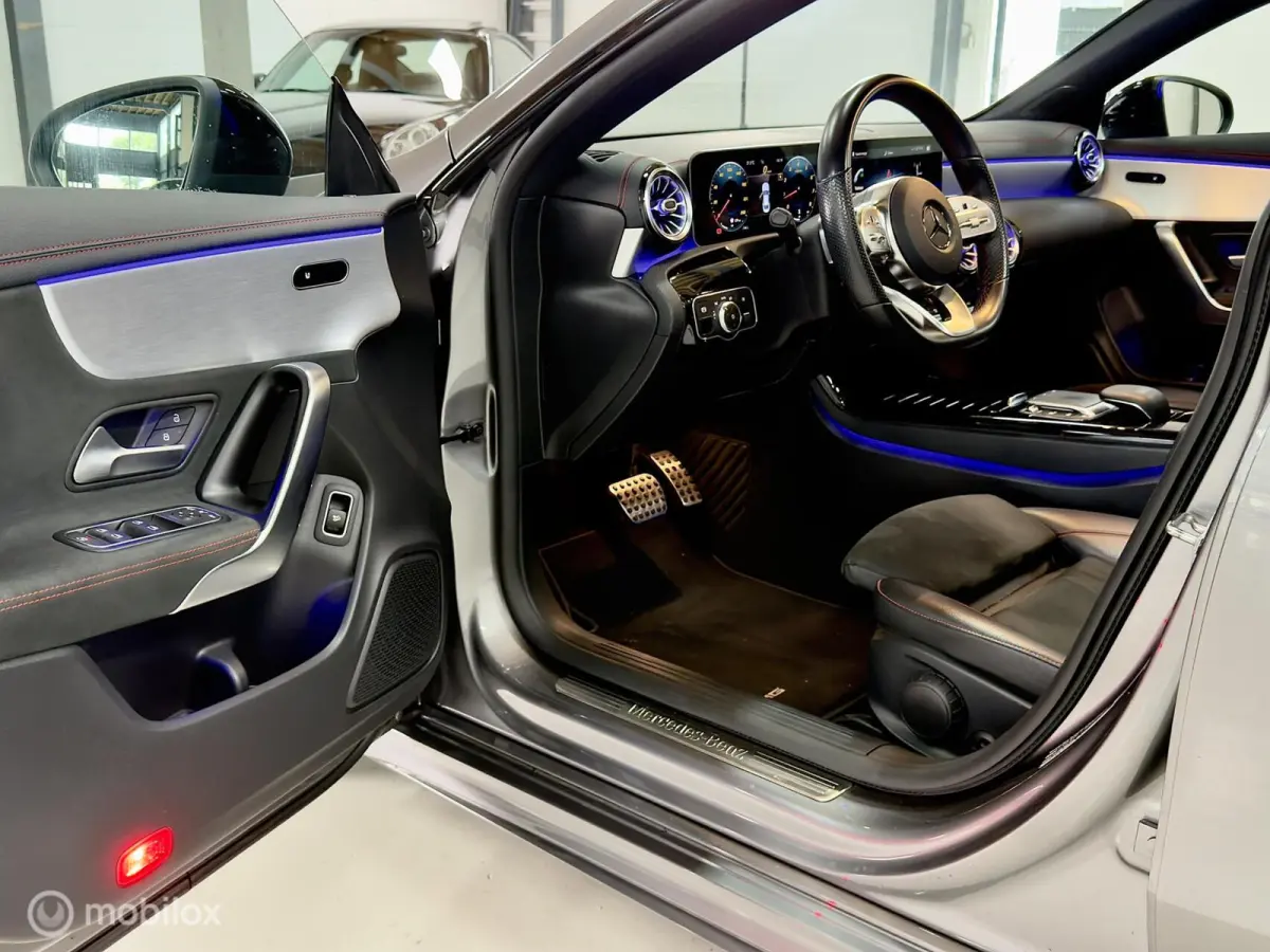 180 AMG | Pano | Stoelverwarming | Sfeer | Night | 18" | LED HP | NAP | Camera | Leer | Verkeerslichtweergave+ | Widescreen | DYNAMIC