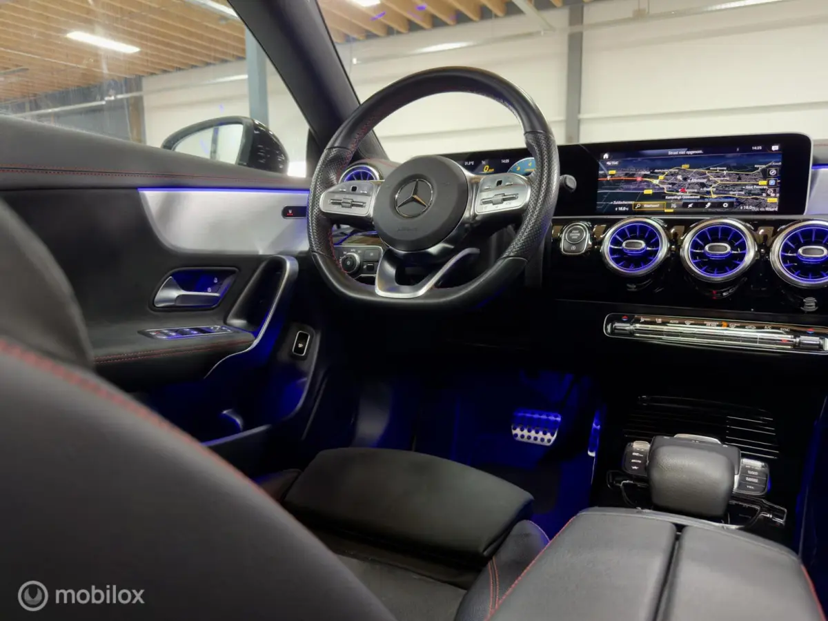180 AMG | Pano | Stoelverwarming | Sfeer | Night | 18" | LED HP | NAP | Camera | Leer | Verkeerslichtweergave+ | Widescreen | DYNAMIC