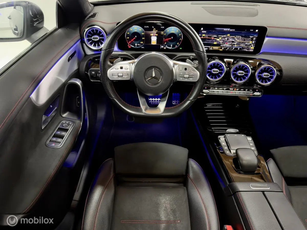 180 AMG | Pano | Stoelverwarming | Sfeer | Night | 18" | LED HP | NAP | Camera | Leer | Verkeerslichtweergave+ | Widescreen | DYNAMIC