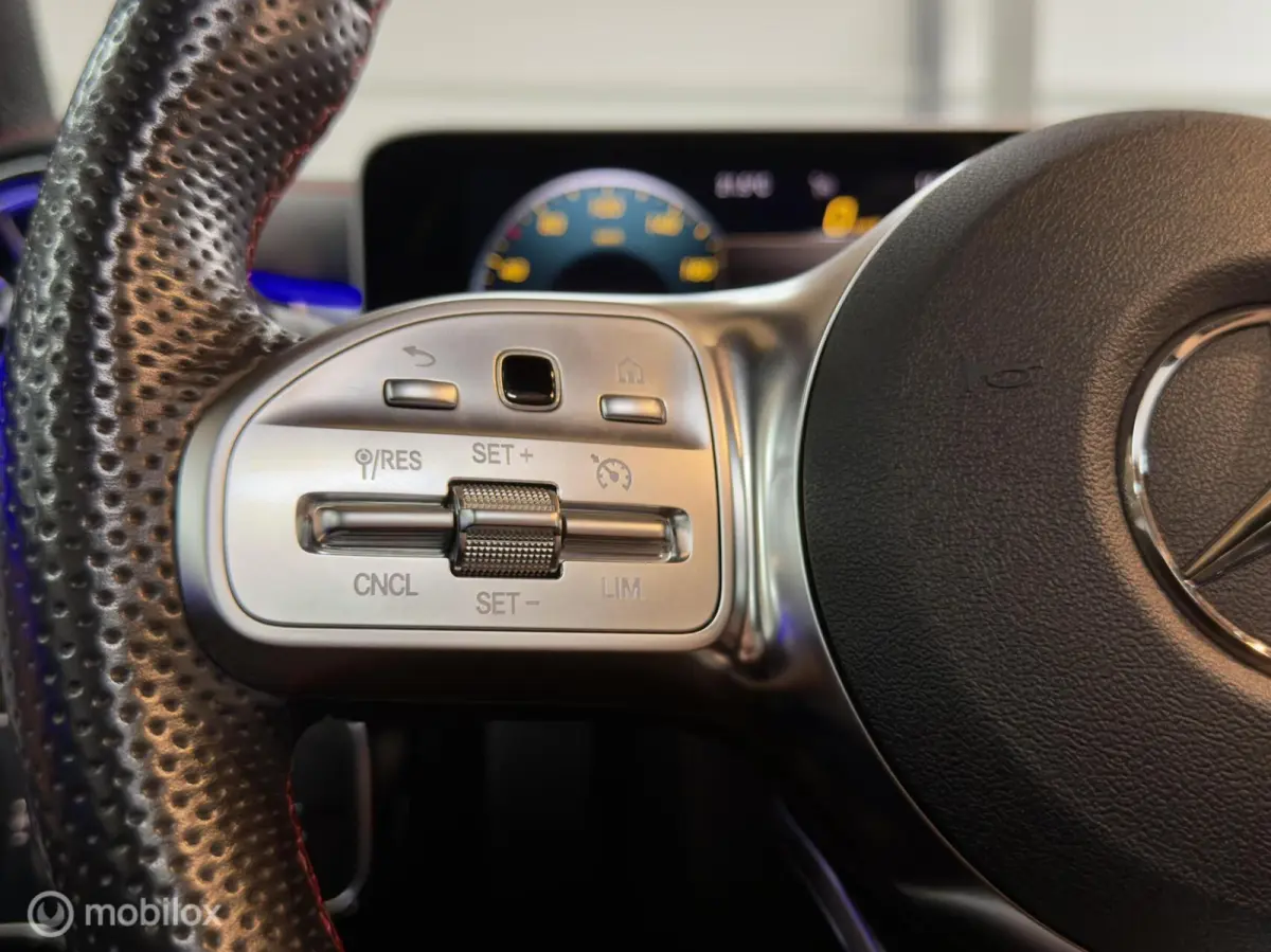 180 AMG | Pano | Stoelverwarming | Sfeer | Night | 18" | LED HP | NAP | Camera | Leer | Verkeerslichtweergave+ | Widescreen | DYNAMIC